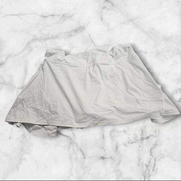 Lululemon Size 8 White Pace Setter Skirt - Picture 2 of 4